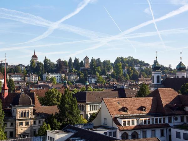 Hotel Anker Luzern : photo 10 de la chambre suite tour avec jacuzzi et toit-terrasse
