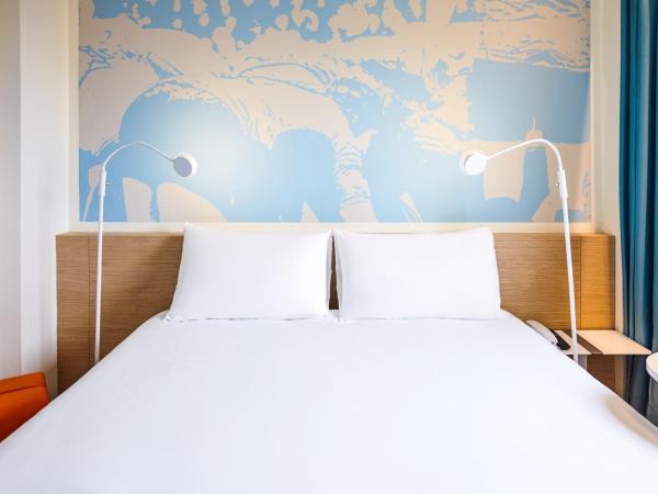 ibis Styles Toulouse Nord Sesquieres : photo 3 de la chambre suite familiale standard avec 1 lit double et 1 canapé