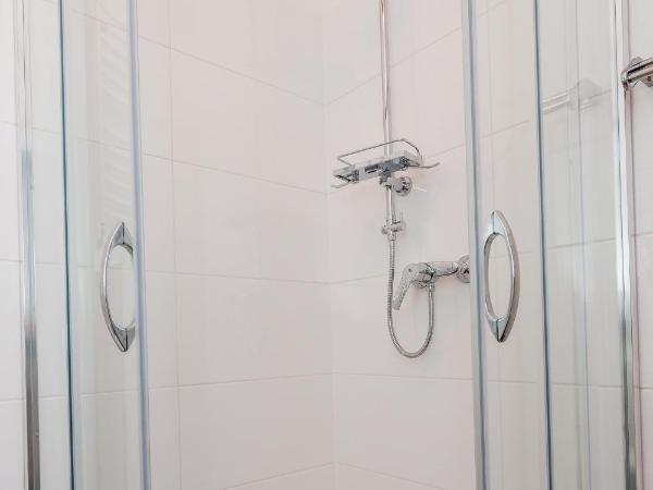 Grey House : photo 9 de la chambre chambre double avec salle de bains privative