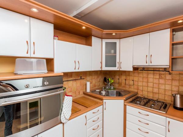 Grey House : photo 2 de la chambre chambre double avec salle de bains privative