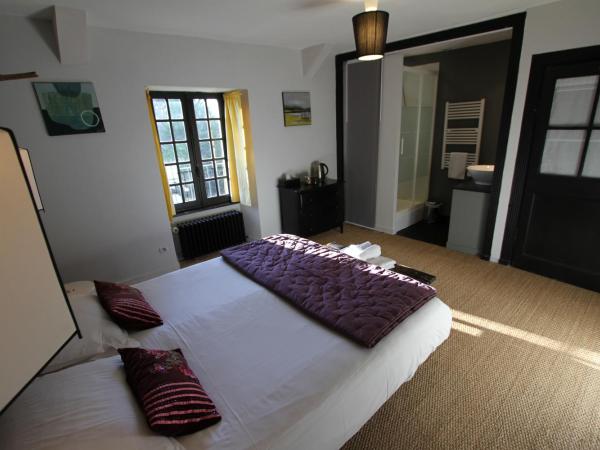 La Haute Flourie - bed and breakfast -chambres d'hôtes : photo 2 de la chambre chambre double - vue sur jardin