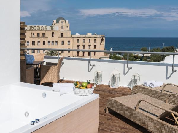 City Center Hotel : photo 5 de la chambre suite avec jacuzzi en plein air (ou bain à remous/baignoire spa)
