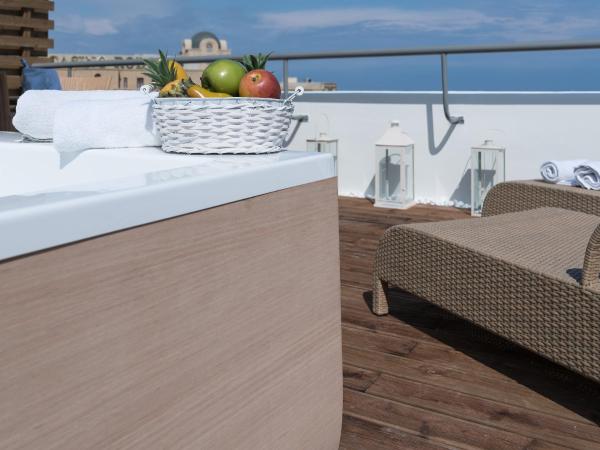 City Center Hotel : photo 6 de la chambre suite avec jacuzzi en plein air (ou bain à remous/baignoire spa)