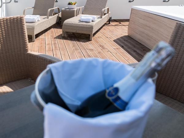 City Center Hotel : photo 7 de la chambre suite avec jacuzzi en plein air (ou bain à remous/baignoire spa)