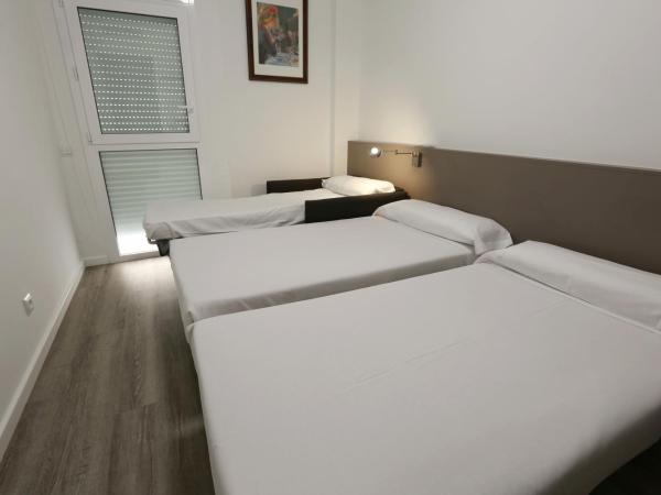 Hotel Alguer Camp Nou : photo 1 de la chambre chambre lits jumeaux avec canapé-lit