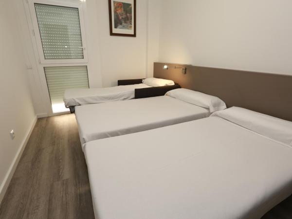 Hotel Alguer Camp Nou : photo 2 de la chambre chambre lits jumeaux avec canapé-lit