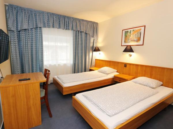 Mezzo Budapest : photo 4 de la chambre chambre lits jumeaux avec salle de bains privative séparée