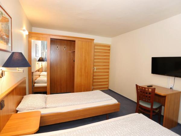 Mezzo Budapest : photo 3 de la chambre chambre lits jumeaux avec salle de bains privative séparée