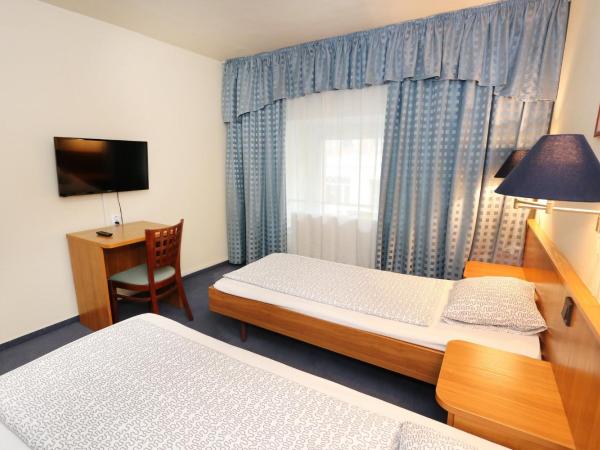 Mezzo Budapest : photo 1 de la chambre chambre lits jumeaux avec salle de bains privative séparée