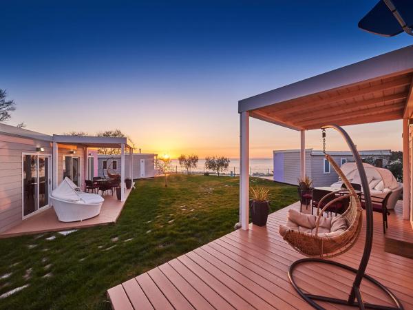 Mobile Homes Sunset Beach : photo 4 de la chambre mobile home 2 chambres avec vue sur la mer