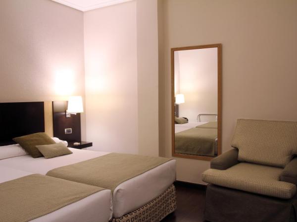 Hotel Conde Duque Bilbao : photo 5 de la chambre chambre lits jumeaux (2 adultes + 1 enfant)