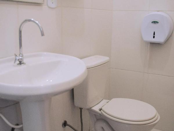 Le House Hostel : photo 3 de la chambre chambre triple avec salle de bains privative