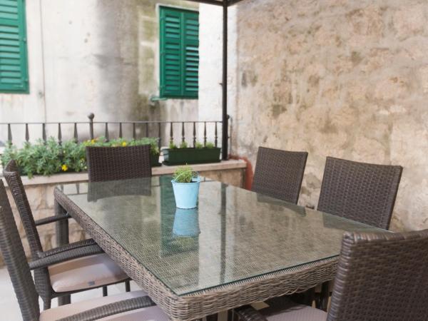 Tri Lava Luxury Living : photo 10 de la chambre chambre double ou lits jumeaux avec terrasse