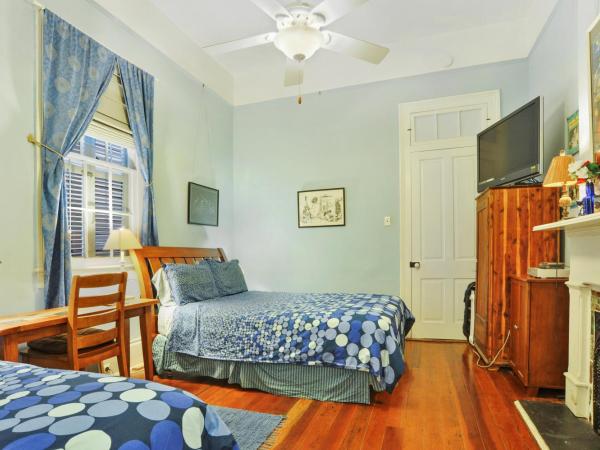 The Burgundy Bed and Breakfast : photo 5 de la chambre chambre avec 1 lit queen-size, 1 lit simple et 1 baignoire/douche