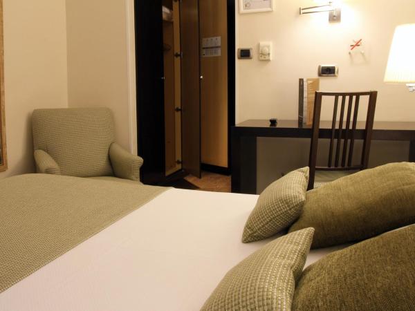 Hotel Conde Duque Bilbao : photo 7 de la chambre petite chambre double intérieure

