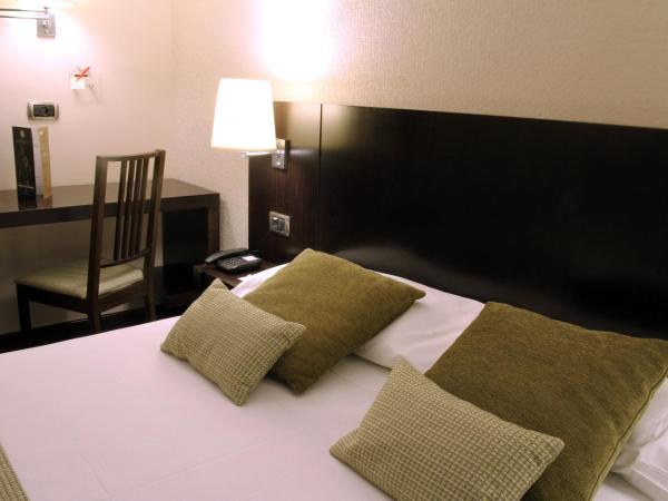 Hotel Conde Duque Bilbao : photo 8 de la chambre petite chambre double intérieure

