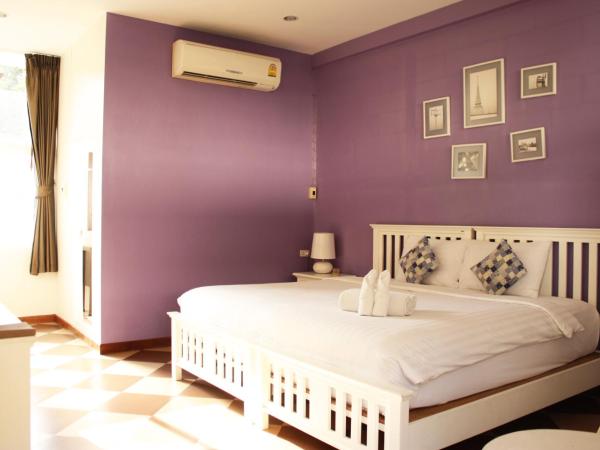 Feung Nakorn Balcony Rooms and Cafe : photo 3 de la chambre chambre deluxe double ou lits jumeaux
