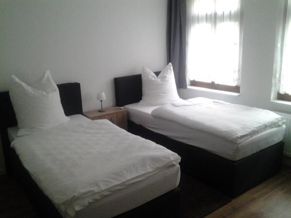 Gästezimmer in Lindenau : photo 9 de la chambre chambre double ou lits jumeaux avec salle de bains commune