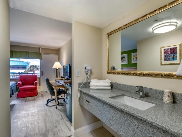 Beachcomber Inn & Suites : photo 4 de la chambre suite lit king-size