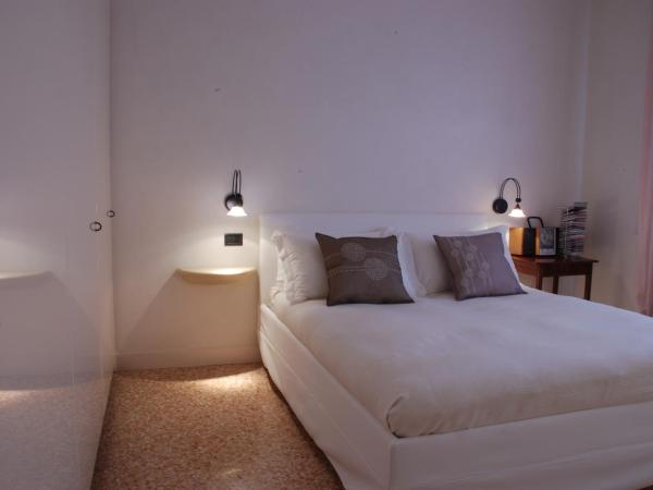 Locazione Turistica Gioia : photo 3 de la chambre chambre double avec salle de bains commune