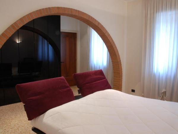 Locazione Turistica Gioia : photo 3 de la chambre chambre double avec baignoire spa