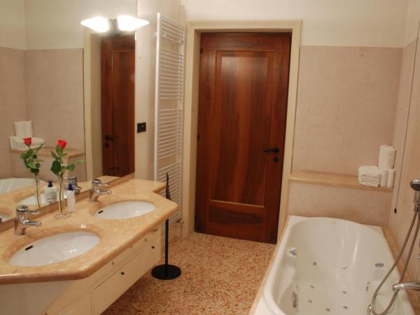 Locazione Turistica Gioia : photo 6 de la chambre chambre double avec baignoire spa