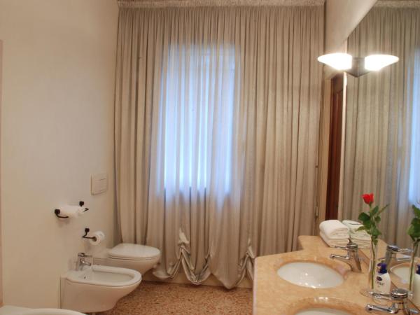 Locazione Turistica Gioia : photo 4 de la chambre chambre double avec baignoire spa