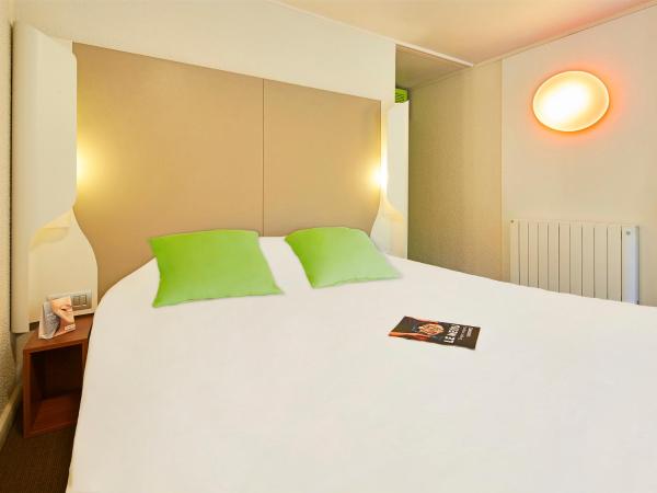 Campanile Aix-Les-Bains : photo 2 de la chambre chambre triple nouvelle génération (1 lit double + 1 lit simple)