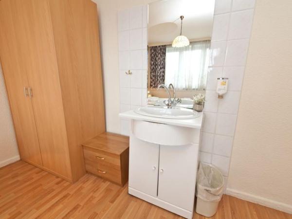 Hotel Wikinger Hof : photo 3 de la chambre chambre double avec salle de bains privative séparée