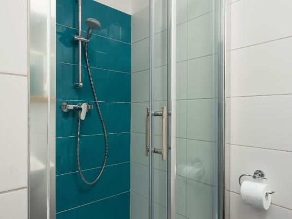 Hotel Traffic Poznań Stare Miasto : photo 6 de la chambre chambre familiale avec salle de bains