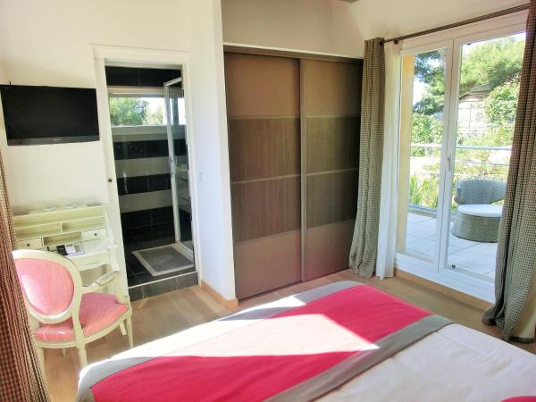 Villa Azur Golf : photo 1 de la chambre chambre double supérieure avec terrasse - vue sur mer 