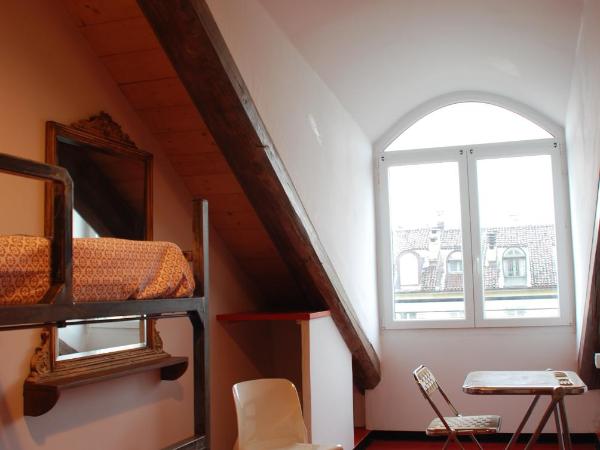 Attic Hostel Torino : photo 1 de la chambre lit dans dortoir mixte de 4 lits