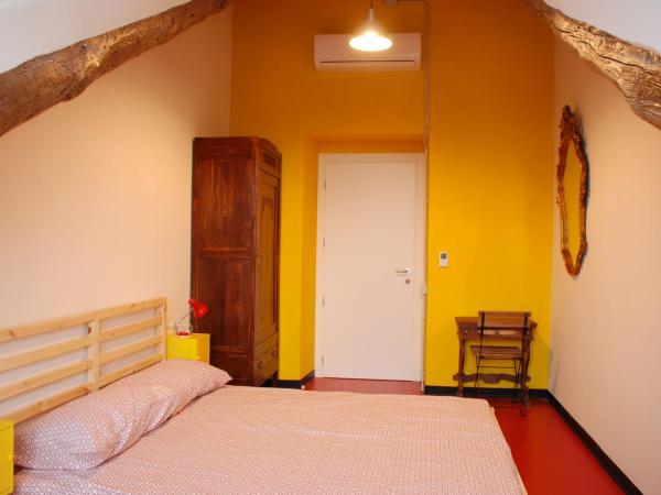 Attic Hostel Torino : photo 4 de la chambre chambre double avec salle de bains commune
