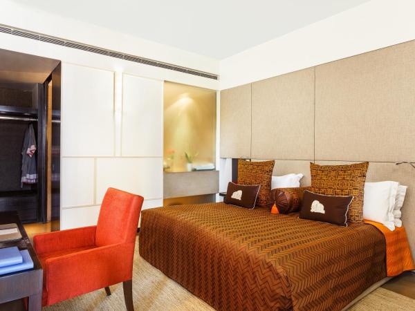The Lodhi - A member of The Leading Hotels Of The World : photo 9 de la chambre lodhi deluxe king suite with private plunge pool with happy hours at safari lounge 5 to 7 pm, buy 01 drink and get another drink complimentary (spirits), 1200 spa credit per booking