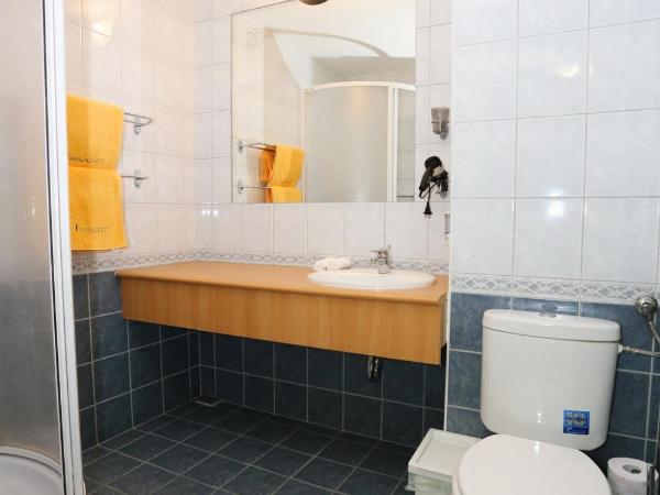 Mezzo Budapest : photo 6 de la chambre petite chambre lits jumeaux avec salle de bains privative externe