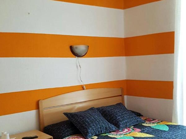 Pension Martinez : photo 3 de la chambre chambre double avec salle de bains commune