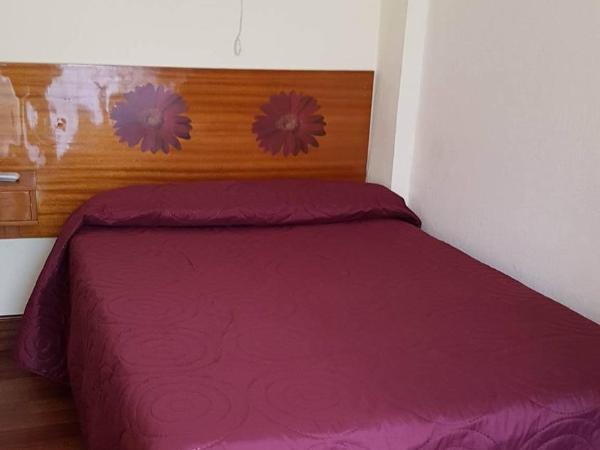 Pension Martinez : photo 2 de la chambre chambre double avec salle de bains commune