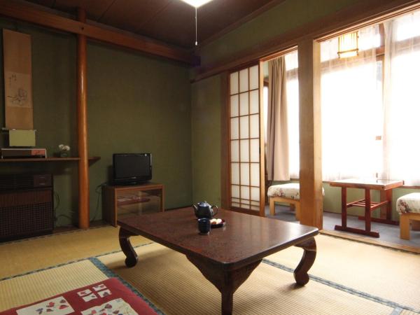 Yokokura Ryokan : photo 2 de la chambre chambre lits jumeaux de style japonais avec des toilettes et une salle de bains communes