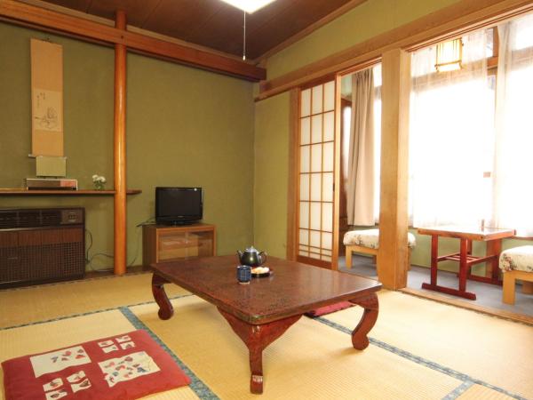 Yokokura Ryokan : photo 1 de la chambre chambre lits jumeaux de style japonais avec des toilettes et une salle de bains communes