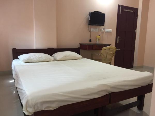 Mega Tourist Home Palarivattom : photo 2 de la chambre chambre deluxe double ou lits jumeaux