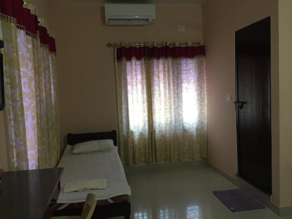 Mega Tourist Home Palarivattom : photo 5 de la chambre chambre deluxe double ou lits jumeaux