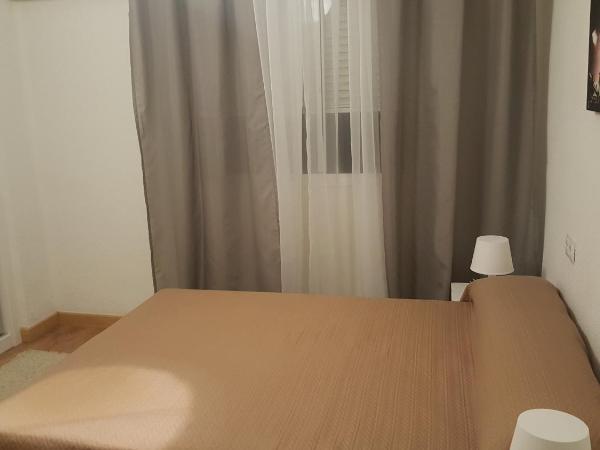 Pension Yna Holiday : photo 7 de la chambre chambre double avec salle de bains commune