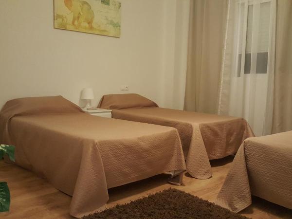 Pension Yna Holiday : photo 7 de la chambre chambre triple basique avec salle de bains commune