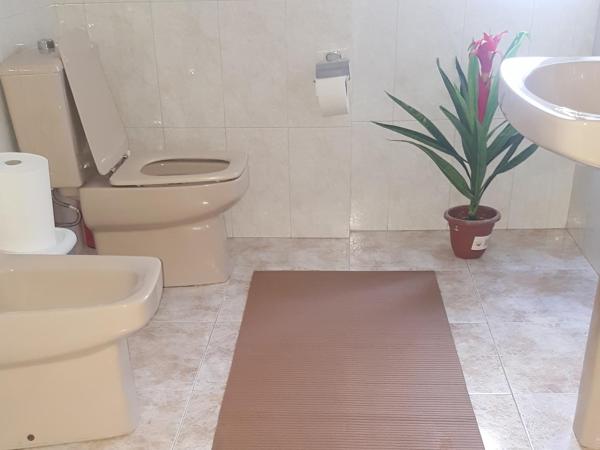 Pension Yna Holiday : photo 1 de la chambre chambre double avec salle de bains commune