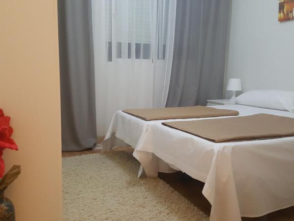 Pension Yna Holiday : photo 7 de la chambre chambre lits jumeaux avec salle de bains commune