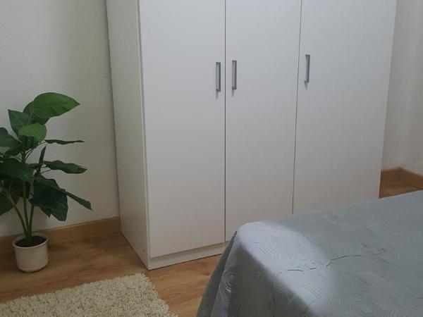 Pension Yna Holiday : photo 8 de la chambre chambre double avec salle de bains commune