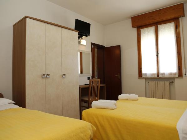 Hotel Villa Dina : photo 1 de la chambre chambre triple standard