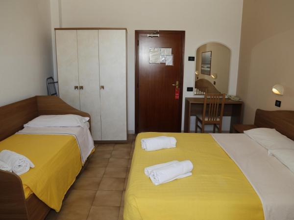 Hotel Villa Dina : photo 4 de la chambre chambre triple standard