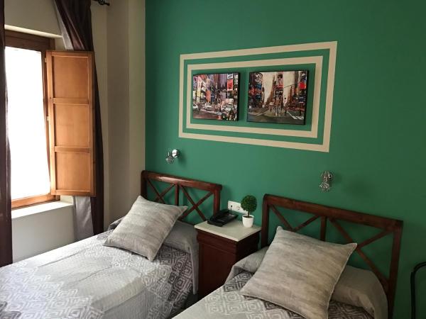 Hostal Puerta Carmona : photo 10 de la chambre chambre triple standard