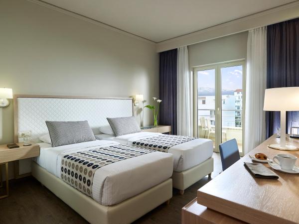 Irida Hotel : photo 1 de la chambre chambre double ou lits jumeaux supérieure avec vue sur ville
